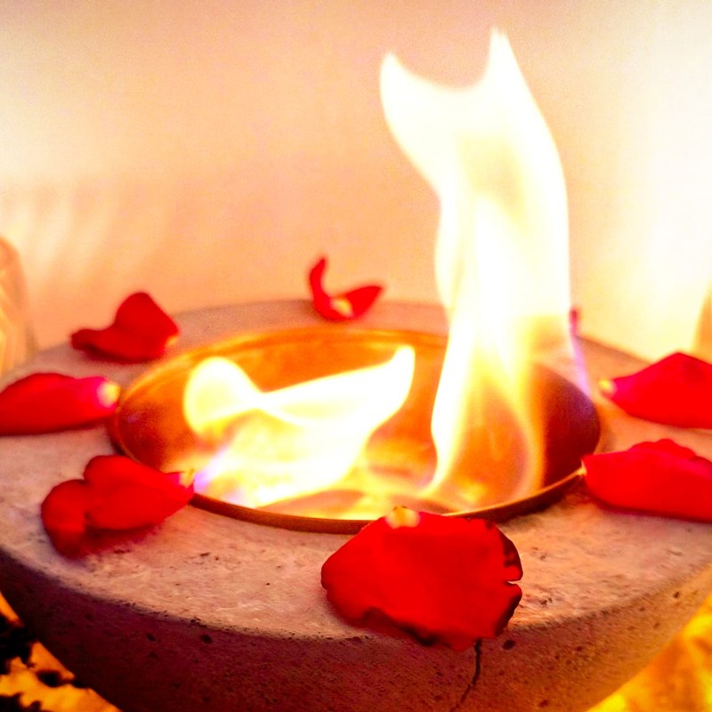 Feuerschale mit Flamme und Rosenblättern