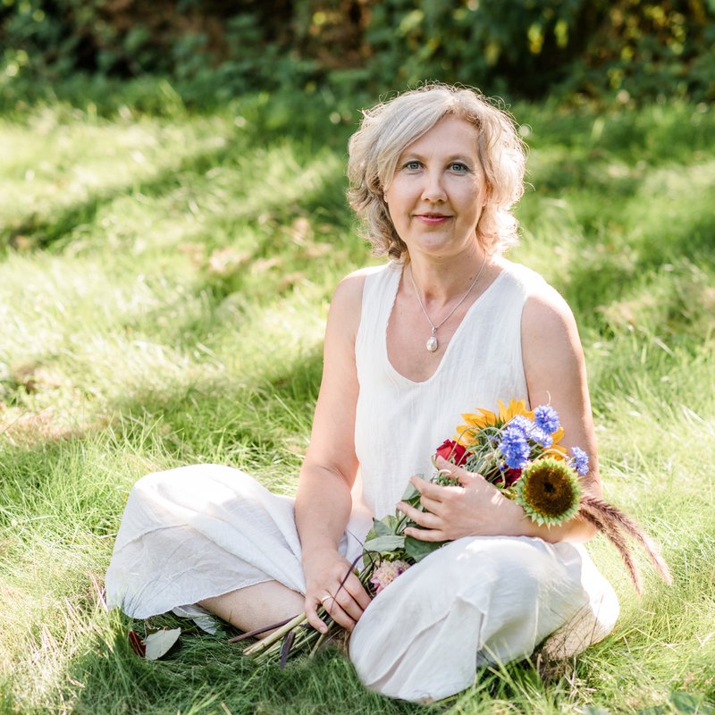 Taria sitzt im Gras